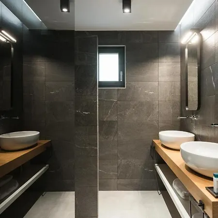 11 Enteka Acropolis